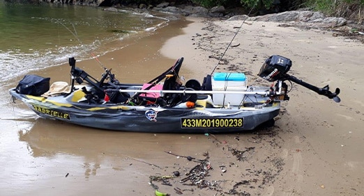 barco na beira de um rio devidamente preparado para a pesca esportiva