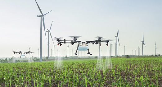 drone sendo usado em uma plantação