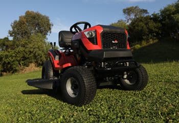 Cortador de grama dirigível da Toyama em um campo aberto.