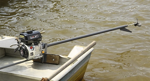 motor de rabeta da Toyama em um barco no rio