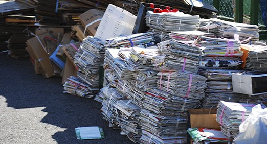 pilha de jornais e outros tipos de papéis recicláveis