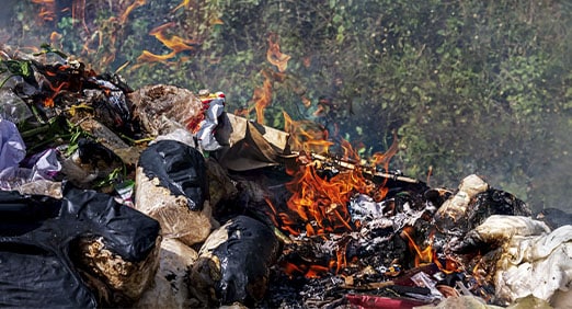 pilha de resíduos sendo queimada