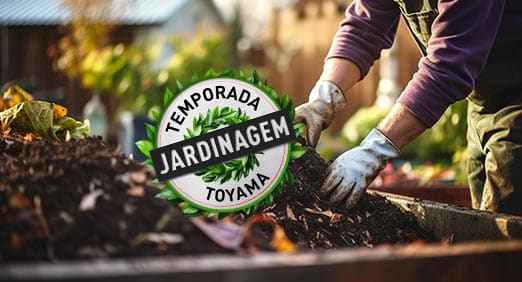 pessoas de luvas cuidando da compostagem para jardinagem com o selo da Toyama