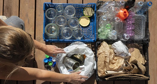 mulher separando o lixo reciclável