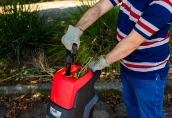 Homem triturando folhas com o triturador de folhas da Toyama para fazer adubo orgânico.