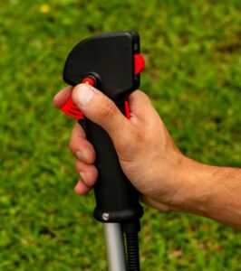 gatilho instalado na empunhadura da roçadeira Toyama