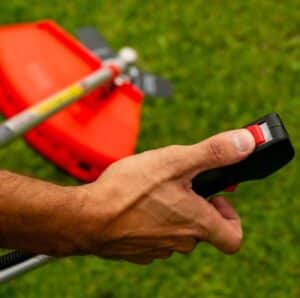 trava de segurança e o interruptor de Start-Stop da roçadeira Toyama